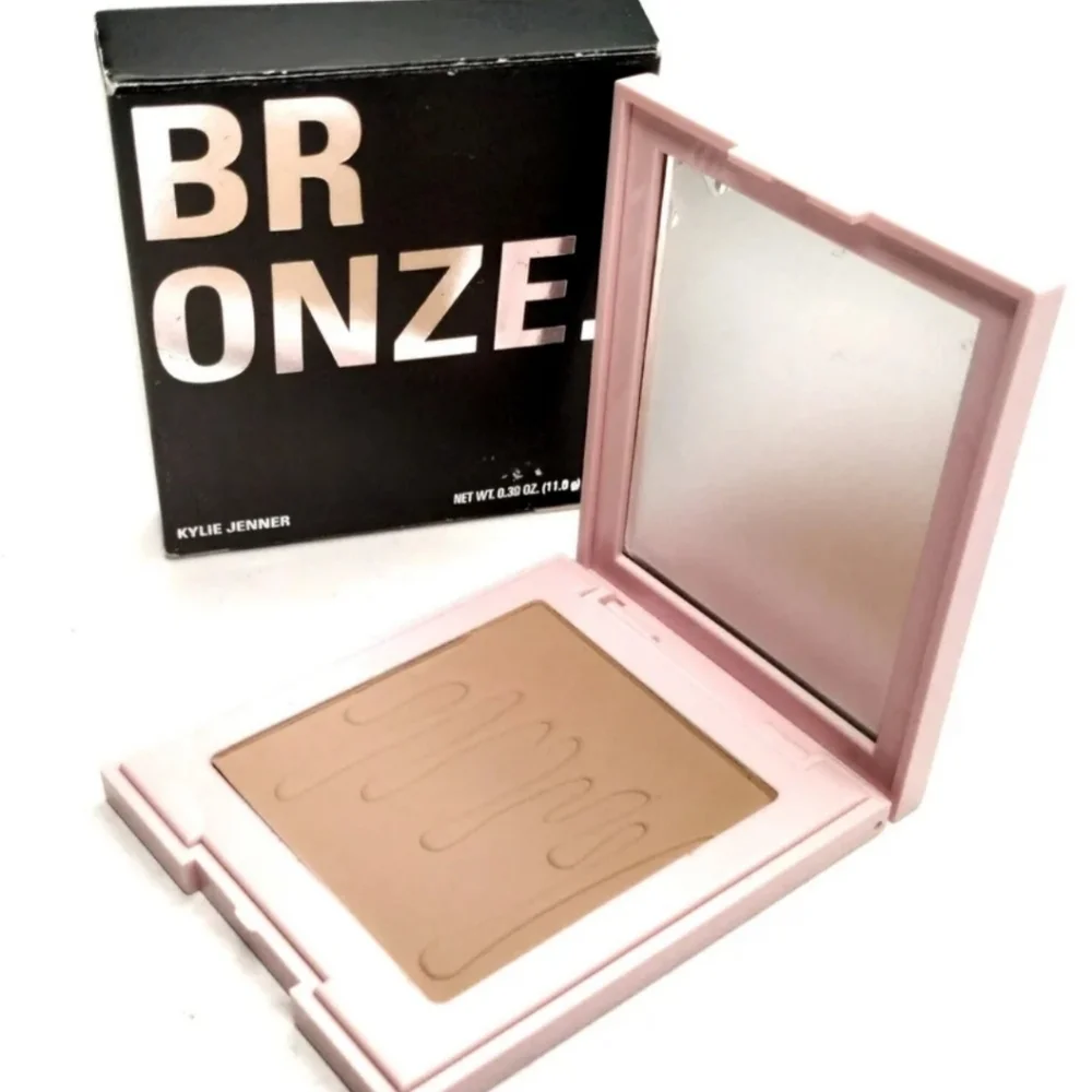 Kylie Cosmetics Pressed‎ Bronzing Powder KHAKI full size